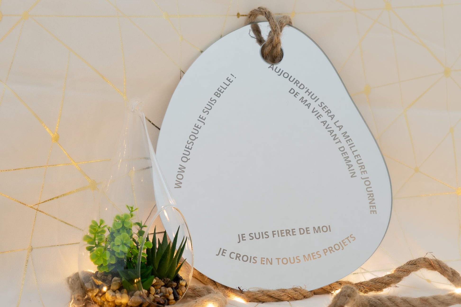 Miroir positif gravé avec des affirmations motivantes et valorisantes 