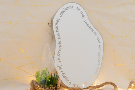 Miroir positif gravé avec des affirmations motivantes et valorisantes 