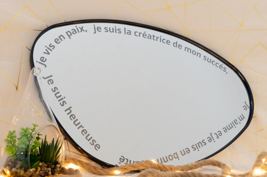 Miroir positif gravé avec des affirmations motivantes et valorisantes 